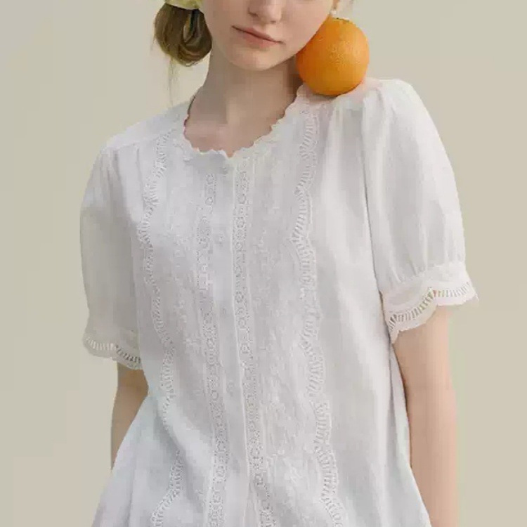 Rina Bery Round-Neck Embroidered Hollow-Out Cuff Lace French Pastoral Style Simple Design Top Shirt Rina Bery Round-Neck Embroidered Hollow-Out Cuff Lace French Pastoral Style Simple Design Top Shirt