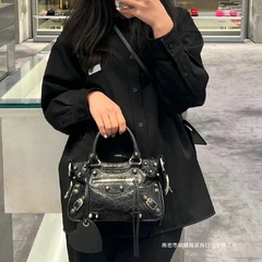 25秋の新型ネオカゴレの車のカバンの女性の本革の3つのリベットは斜めにまたがって手提げます。