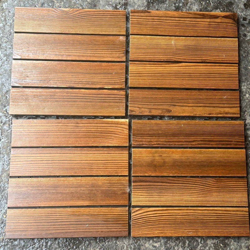 검은 배경에 매듭이 없는 6회 목재 오일