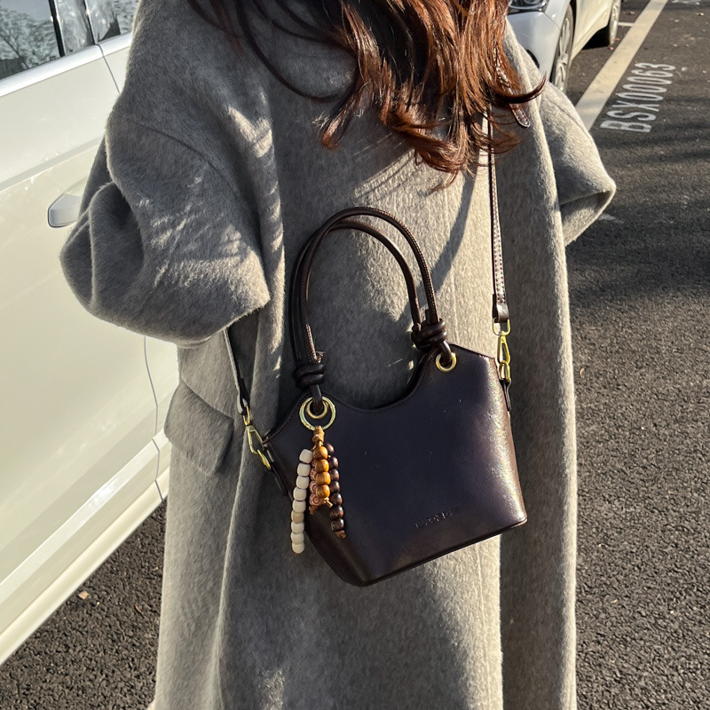 Coreano retro cuero suave bolso de cubo de mano 2025 nuevo estilo de alto nivel bolso de hombro de moda bolso de viaje para mujeres