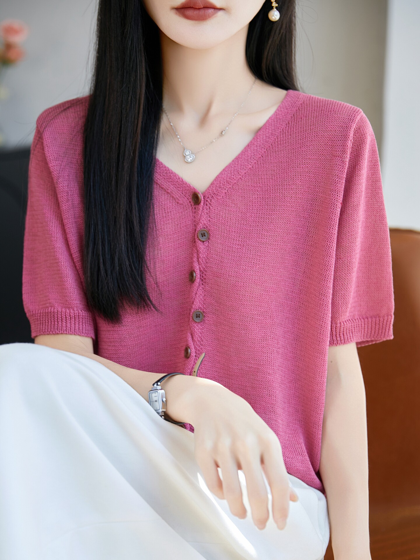Áo thun nữ cổ V tay ngắn dệt kim phong cách Hàn Quốc, thiết kế đơn giản che khuyết điểm — Cam caramel
