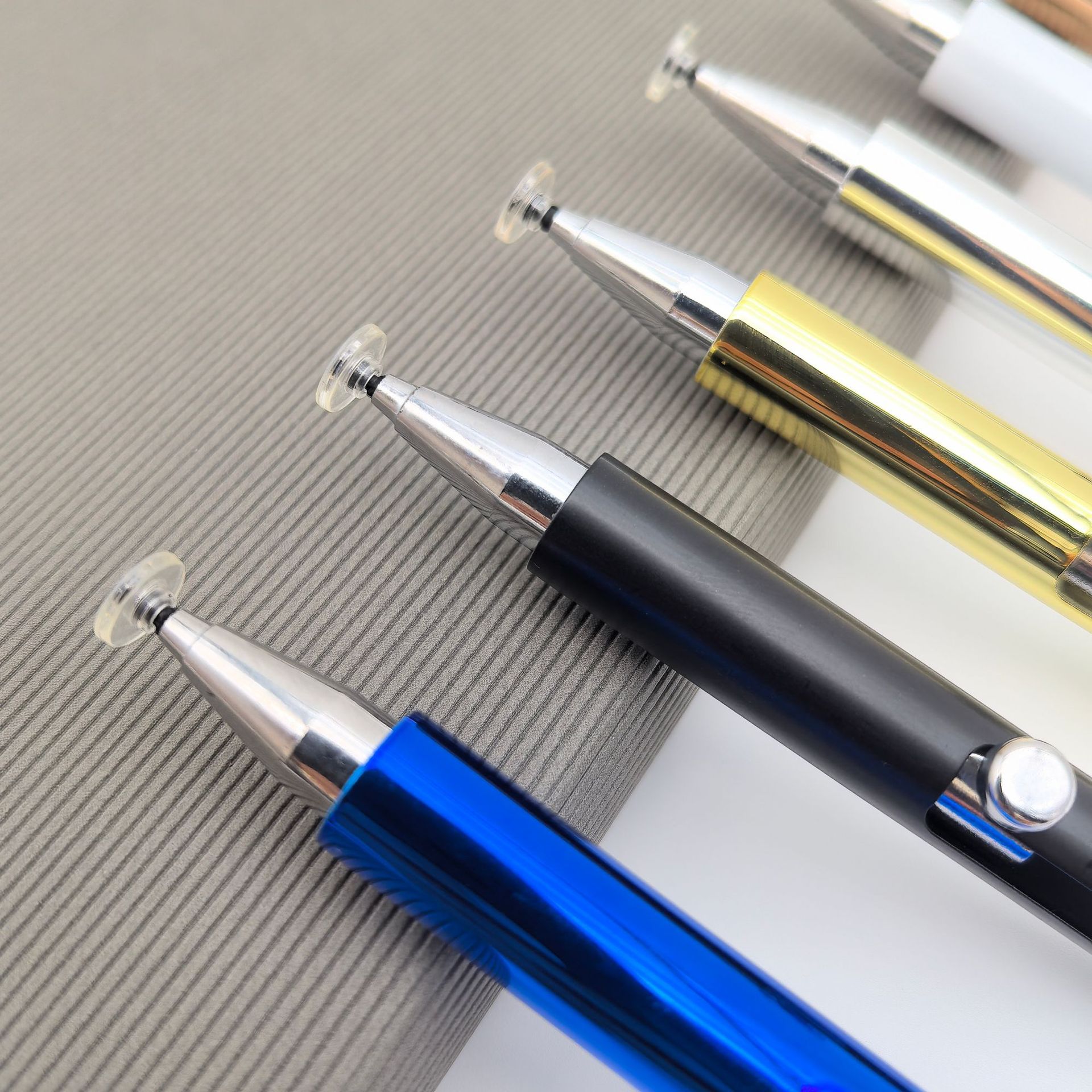 Nuevo lápiz táctil pulsador transfronterizo con electrónica colgante tipo pequeño lápiz de disco recubierto UV hermoso lápiz de mano