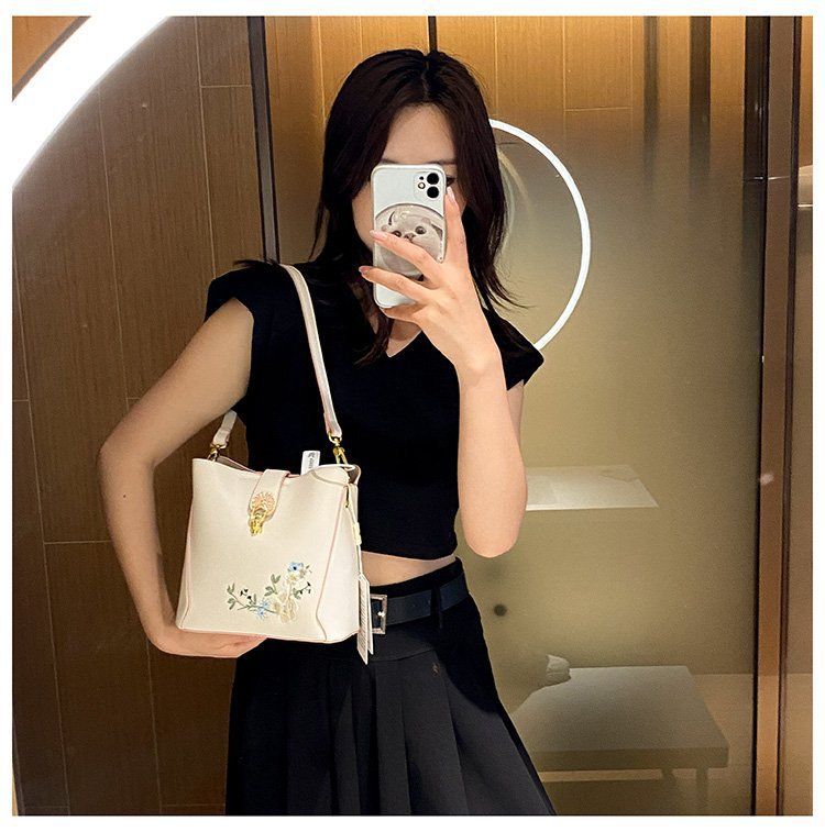 Guofeng bolsa de hombro para mujeres de gran capacidad bolsa de cubo de agua China bordado de color contrastante ocio viaje de otoño nueva bolsa para mujeres