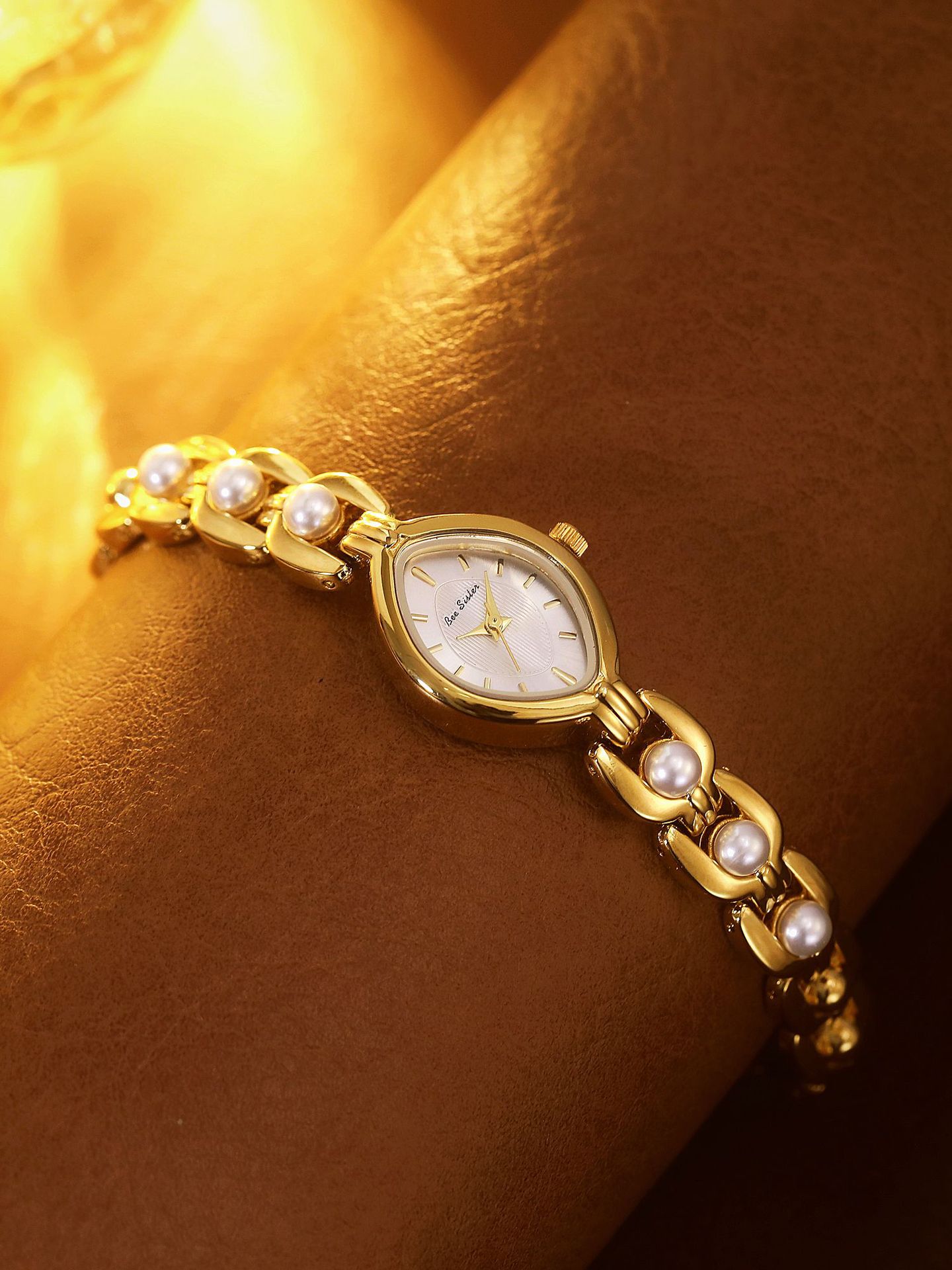 45g Weight Tempered Glass Mirror Material Alloy Strap Material Watch Classification Pointer Display Type Jewelry Buckle Buckle Style Diamond Dial Shape Daily, Street Occasion Quartz Movement Solid Color Pattern All Seasons Season Women's Gender Casual, Commute Style Casual Commute Solid Color Jewelry Buckle Quartz Watch 17
