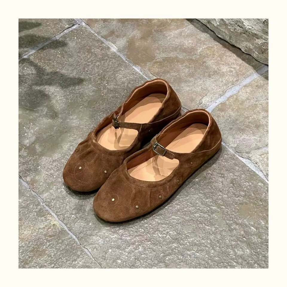 Giày bệt nữ Mary Jane mũi tròn cổ nông đính đinh tán khóa ngang, đế bằng 1 cm — Màu caramel, Màu cà phê chi tiết 12