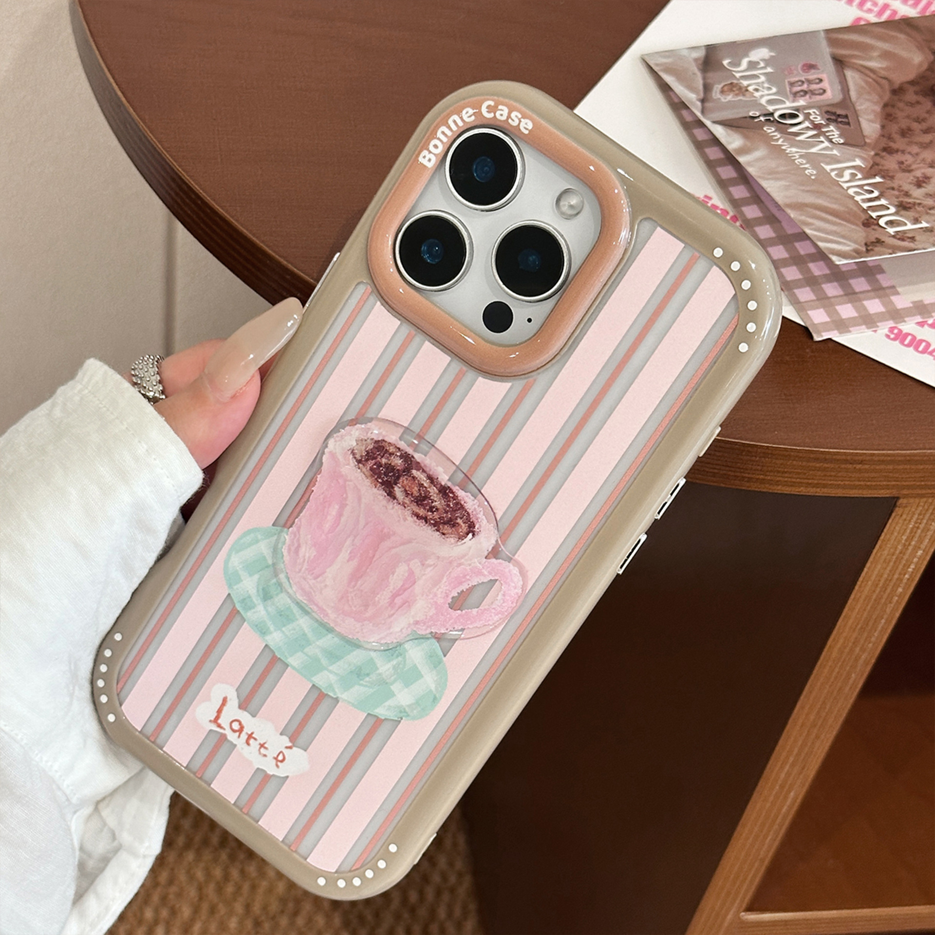 Funda de acrílico 3D con diseño de pastel para iPhone 16 Pro Max, también compatible con iPhone 15, 14 y 17.