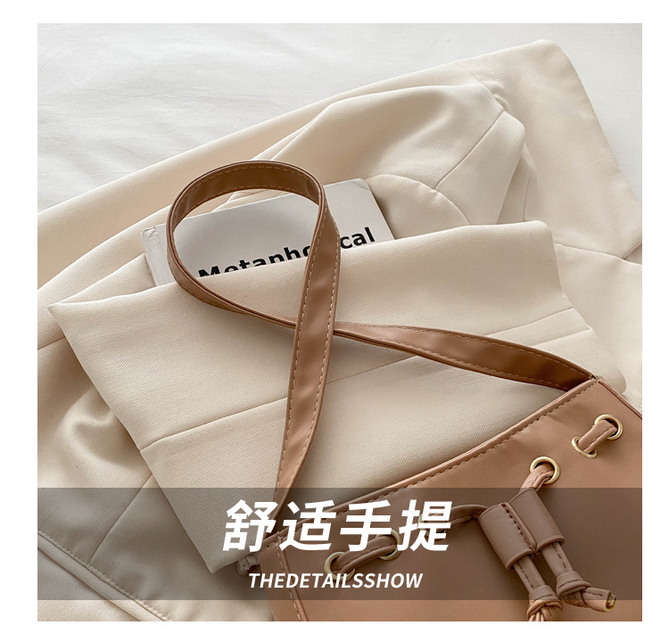 The new autumn/winter 2024 collection of women's bags features a retro and simple Korean-style underarm bag. This year, hand-held bags are in vogue, exuding a sense of sophistication undefined