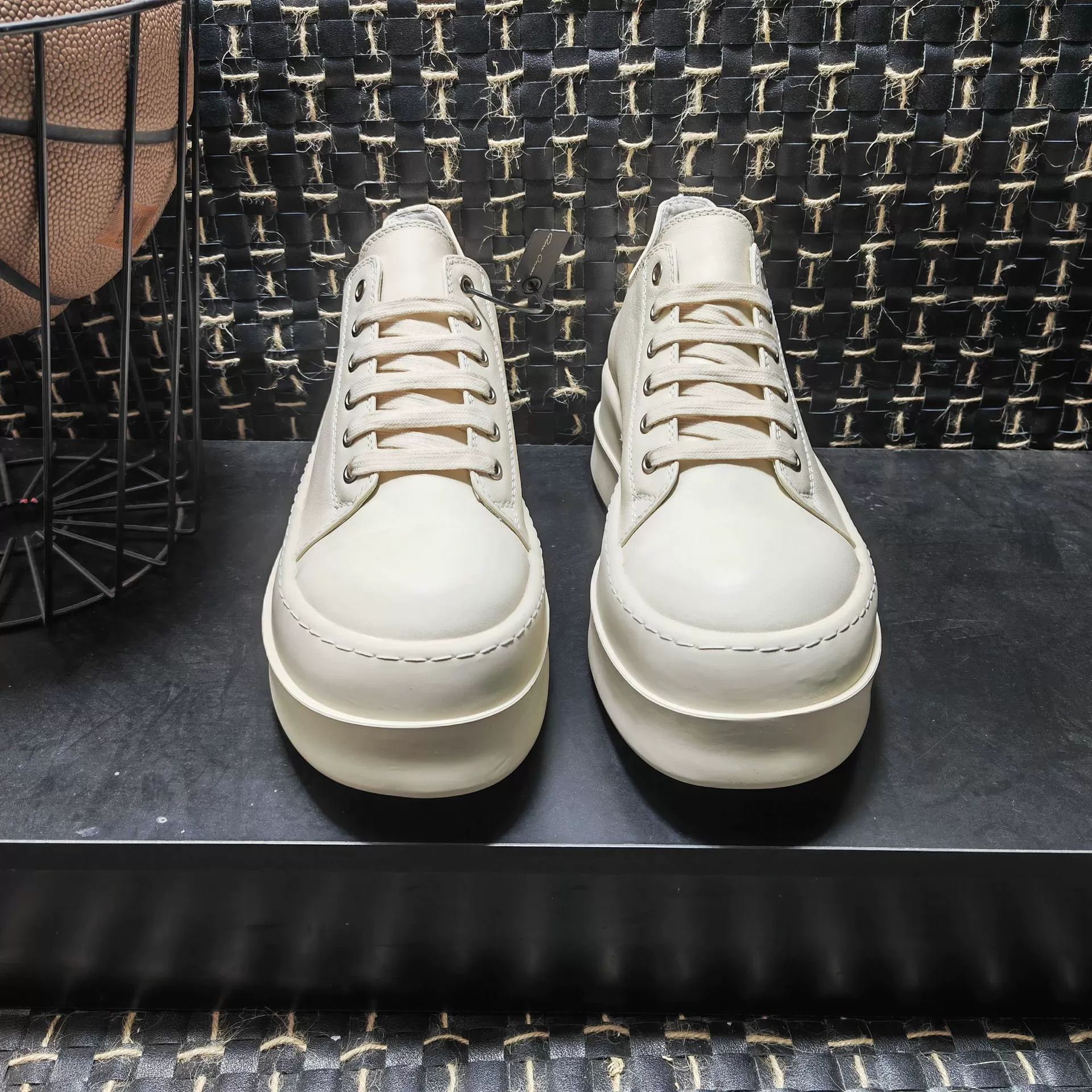 Модные европейские и американские кроссовки 2024 года, низкие кеды из натуральной кожи на шнуровке, повседневные кроссовки на толстой подошве, увеличивающие рост, цвета «слоновая кость», парные ботинки до щиколотки.