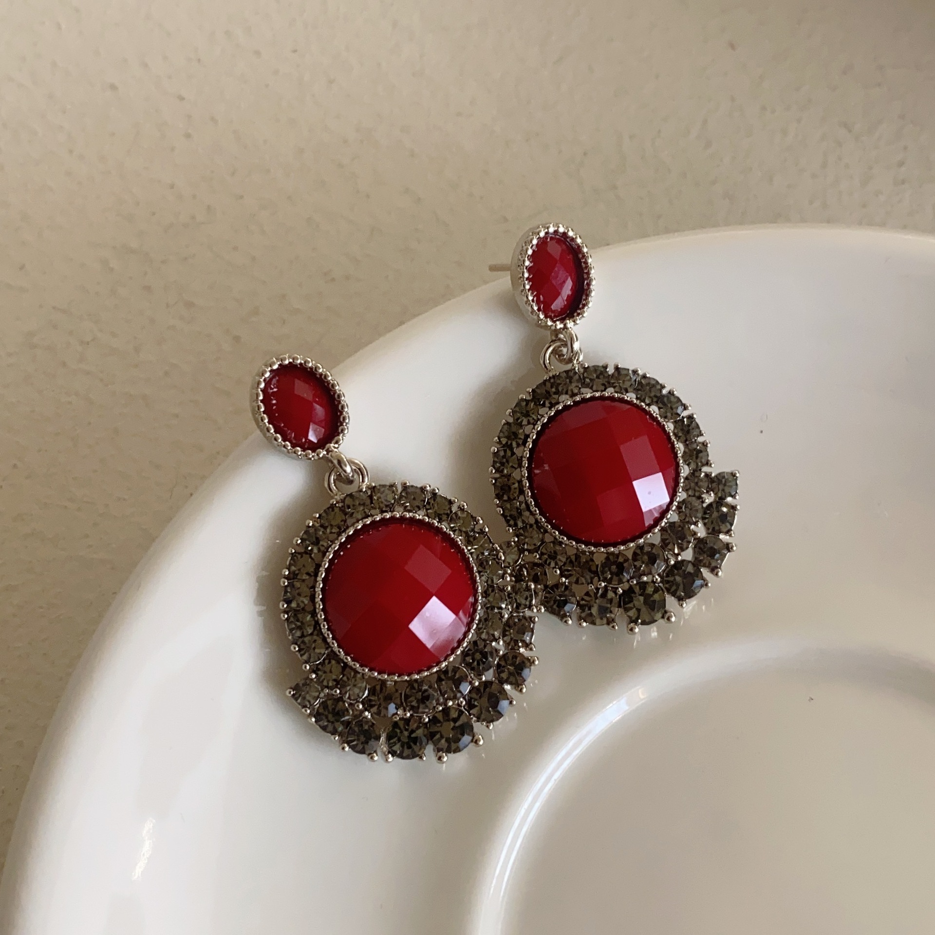 Diseño simple personalidad retro barroco rojo pendientes de las mujeres corte estilo elegante pendientes largos pendientes