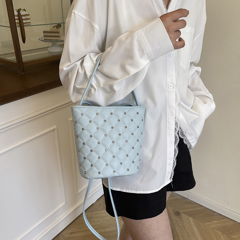 Bolso de cubo Xiaoxiangfeng 2025 verano nuevo estilo bolso de hombro con incrustaciones de diamantes de estilo occidental bolso de mensajero de hilo bordado de diamantes mujer