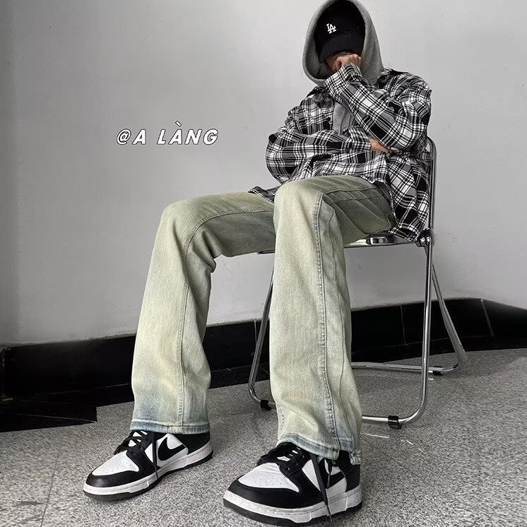 Primavera y verano lavados y desgastados pantalones vaqueros delgados de barro amarillo, pies pequeños de moda para hombres, pantalones de calle americanos 2024