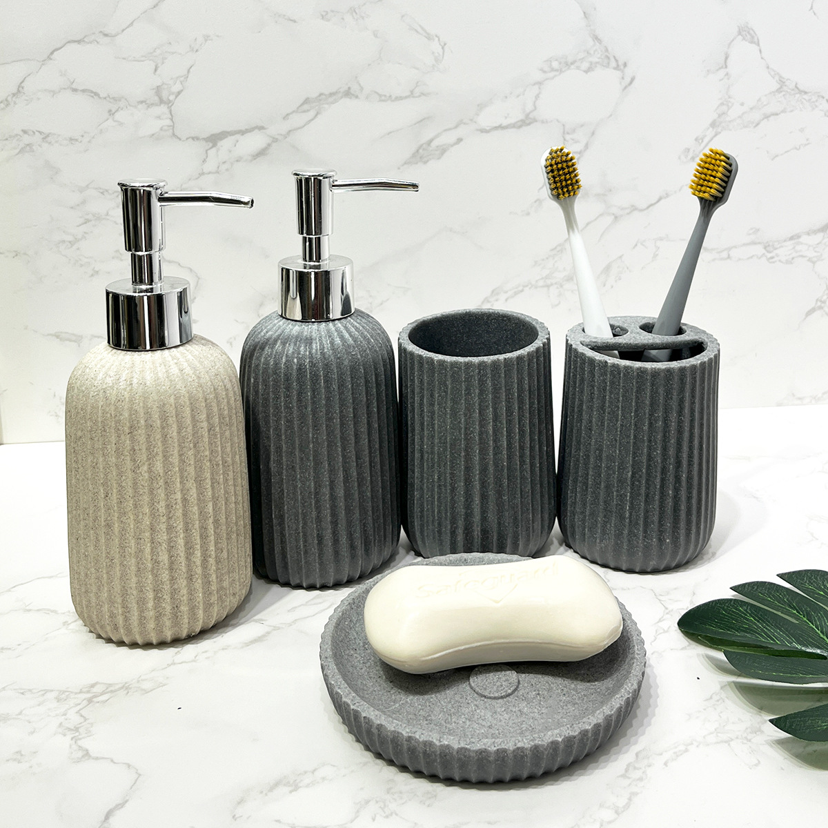 Juego de baño de cuatro piezas de baño de arena y grava de resina, juego de baño simple, baño de hotel, decoración de lavado de manos, soporte para cepillo de dientes