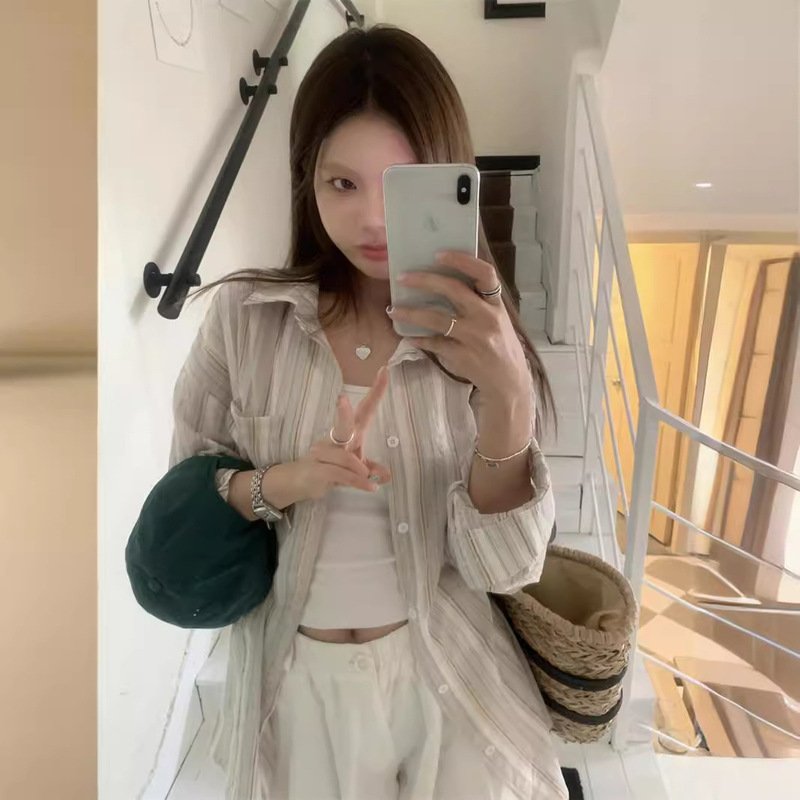 ピンクのストライプの長袖のシャツの女性の薄いタイプの韓国版のカジュアルで怠惰な風の復古的な日焼け止めのシャツの女性の上着のコートのファッション|undefined