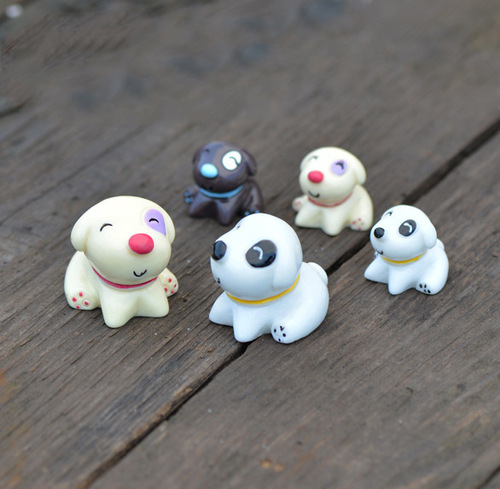 DIY House Accessory Dolls Figurines for Adults and Children, Family of Four with a Small Cat and Dog, Resin Ornament Toy