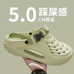 洞靴男性は夏に運動をして糞感を踏んで滑り止めをしています。
