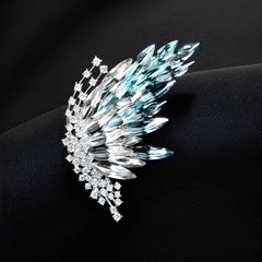 グラデーションクリスタルバタフライブローチ、高級レディース高級気質ダイヤモンド付きコサージュ、ニッチハイエンドピン、衣類アクセサリー