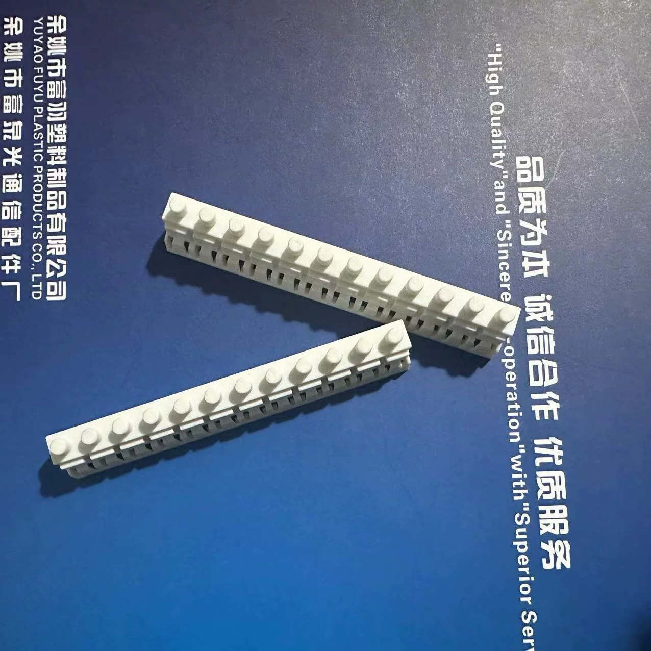 Производитель поставляет пылезащитные колпачки LC на 12 разъемов, рядного монтажа, полноразмерные.