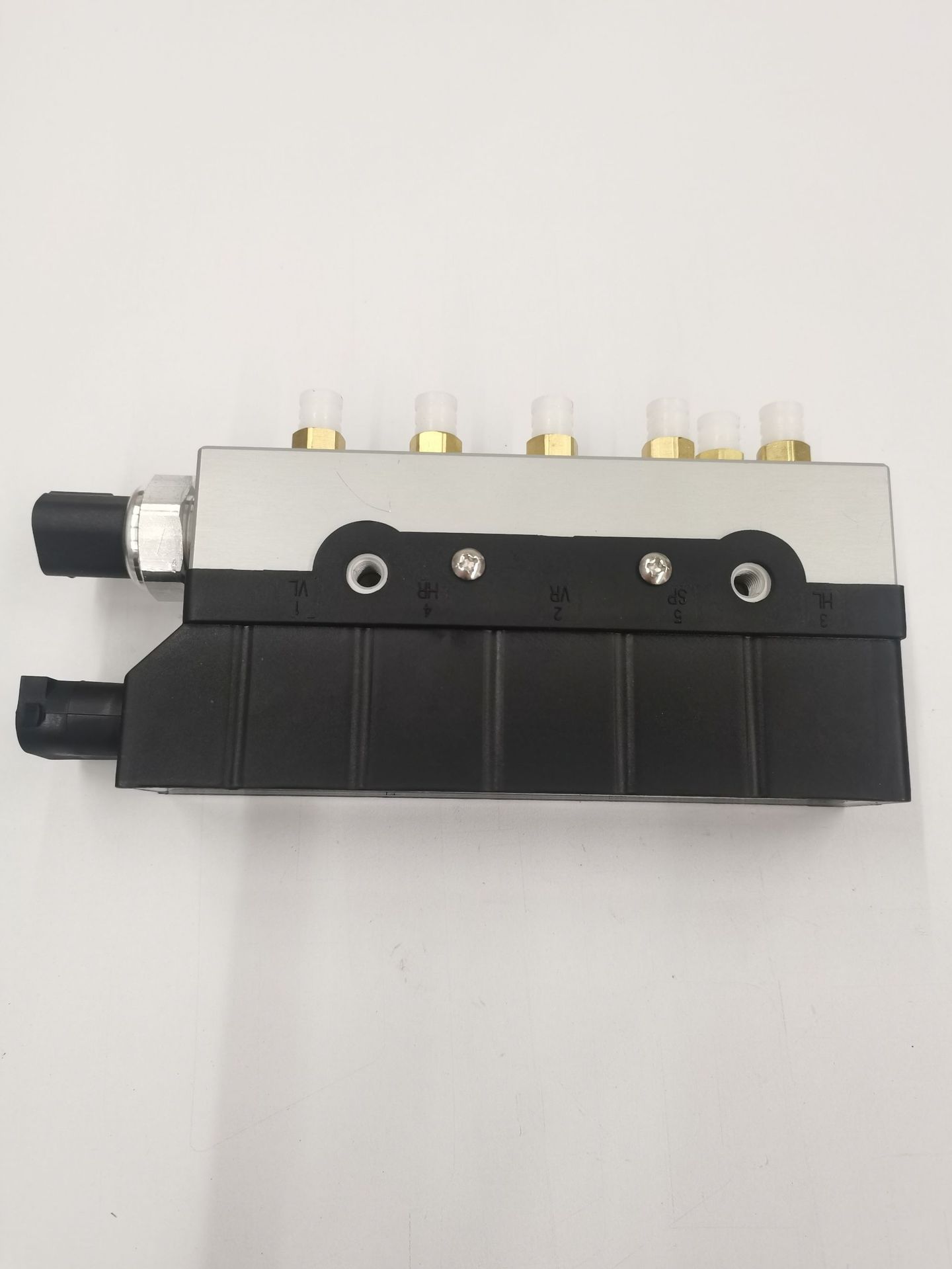 A2203200258 air distribution valve is suitable for the old model Mercedes-Benz W220 butterfly solenoid valve, direct from the manufacturer