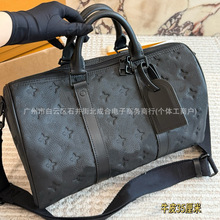 驴家新款黑色真皮压花35枕头包时尚百搭斜挎包多功能大容量旅行袋