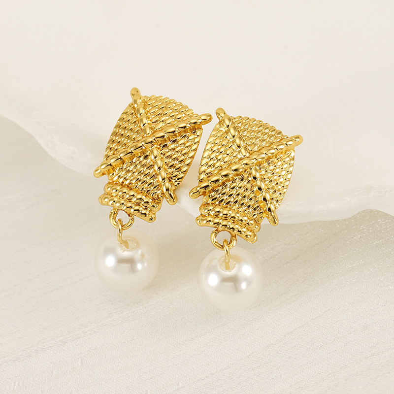 Pendientes de perlas de acero de titanio con sentido de textura tejida de nueva moda Pendientes de acero inoxidable chapado con sentido de diseño de estilo ins