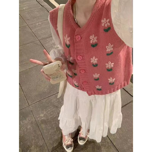 Cute fuchsia knitted vest flower-shaped