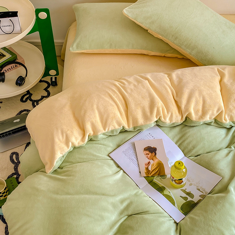Cama de seda de leche con cuatro piezas de seda de coral gruesa doble edredón con sábanas de franela con tres piezas de invierno