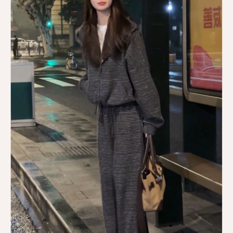 韩系松弛感懒人穿搭条纹套装女秋冬连帽卫衣外套直筒阔腿裤两件套