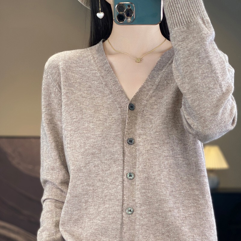 Knitted V-Neck Sweater for Women, New Spring and Autumn Style, Knitted Cardigan, Core-Spun Yarn, Black Short Outerwear Top Knitted V-Neck Sweater for Women, New Spring and Autumn Style, Knitted Cardigan, Core-Spun Yarn, Black Short Outerwear Top