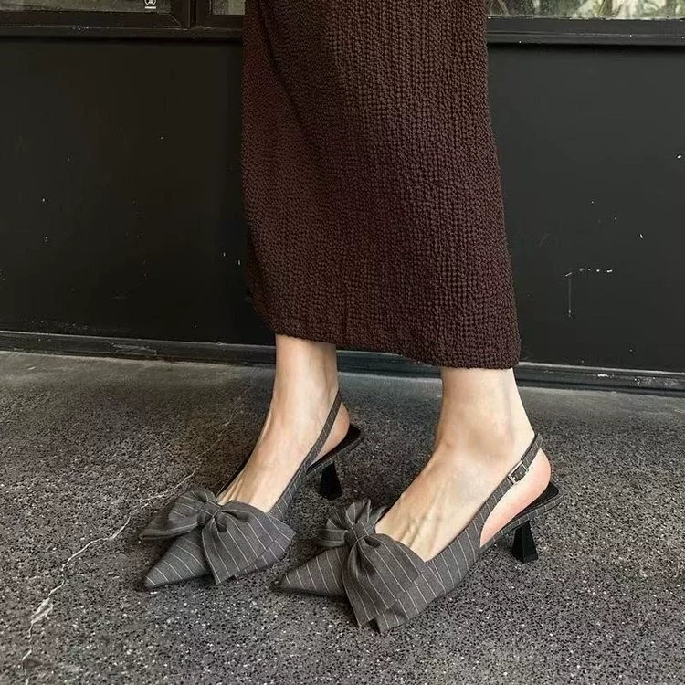 Производство передней верхней сборочной линии белых, черных, серых сандалий с одним ремешком и квадратным носком, качество, другие, Чжэцзян, Вэньчжоу.