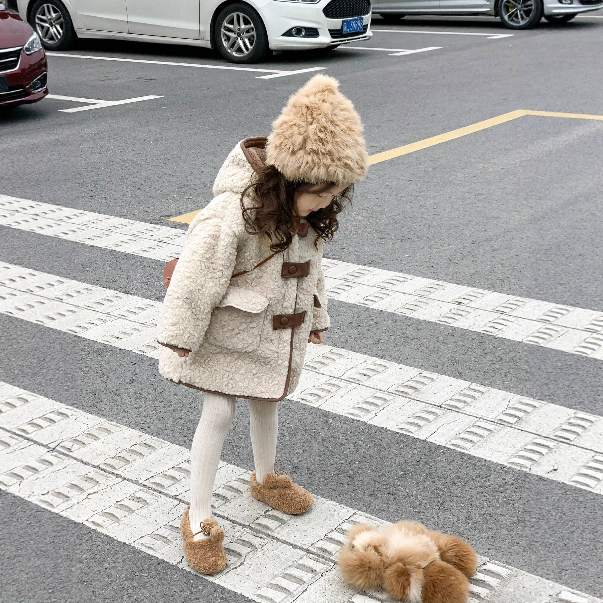 Зимняя одежда для мальчиков и девочек, мягкая и приятная для кожи, утолщенная двусторонняя теплая верхняя одежда средней длины из бархатной кожи ягненка с капюшоном и пуговицами.