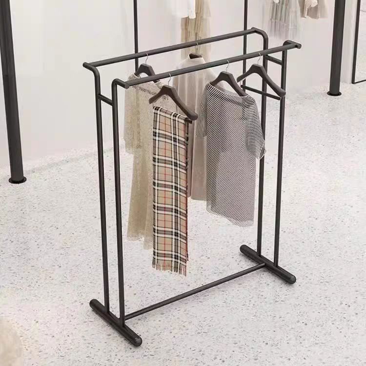 Tienda de ropa colgante simple doble fila de ropa negra estante de exhibición de ropa de mujer suelo estante de exhibición paralela especial