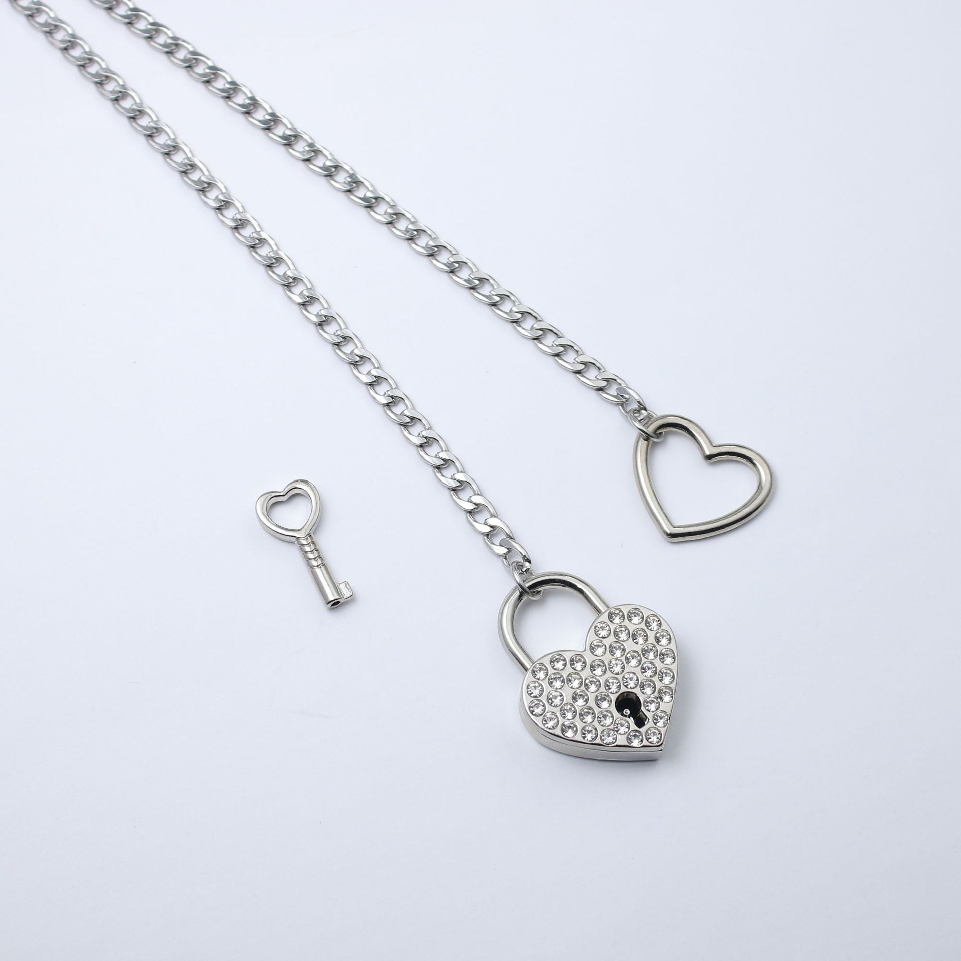 Collar de corazón con incrustaciones de diamantes y cadena móvil_voghion.com
