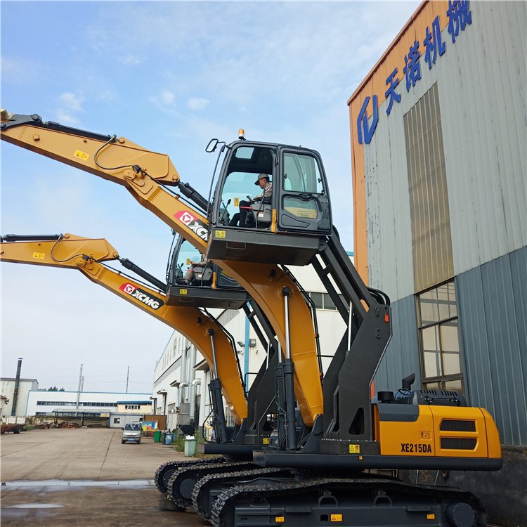 沃尔沃200挖掘机升高驾驶室改装 高度可看到5米左右