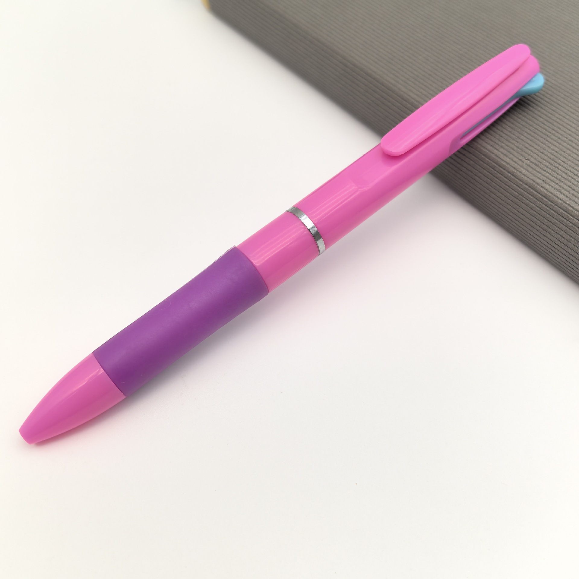 Nuevo bolígrafo multicolor creativo de plástico tricolor en un bolígrafo publicitario simple color 3 colores bolígrafo al por mayor