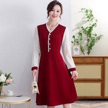 中年妈妈长袖v领连衣裙女2024春秋新款显瘦时尚气质小香风连衣裙