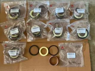 供应三一挖掘机配件：60018972 SY305H涨紧油缸修理包（S）