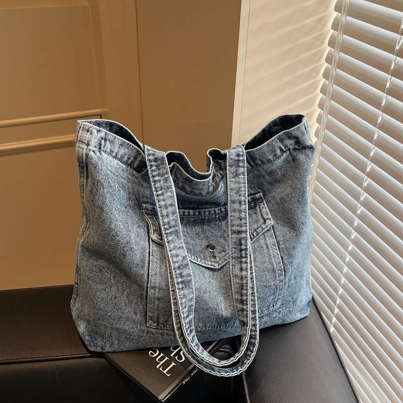 New Large Capacity Western Style Bag Women's Fashionable Trendy Niche Design Shoulder Bag Commuter Personalized Shopping Tote Bag
