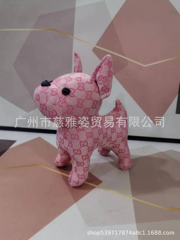 卸売り法斗の子犬の子供の人形の自動車の客間は人形のぬいぐるみのおもちゃの祝日の贈り物を並べます。|undefined