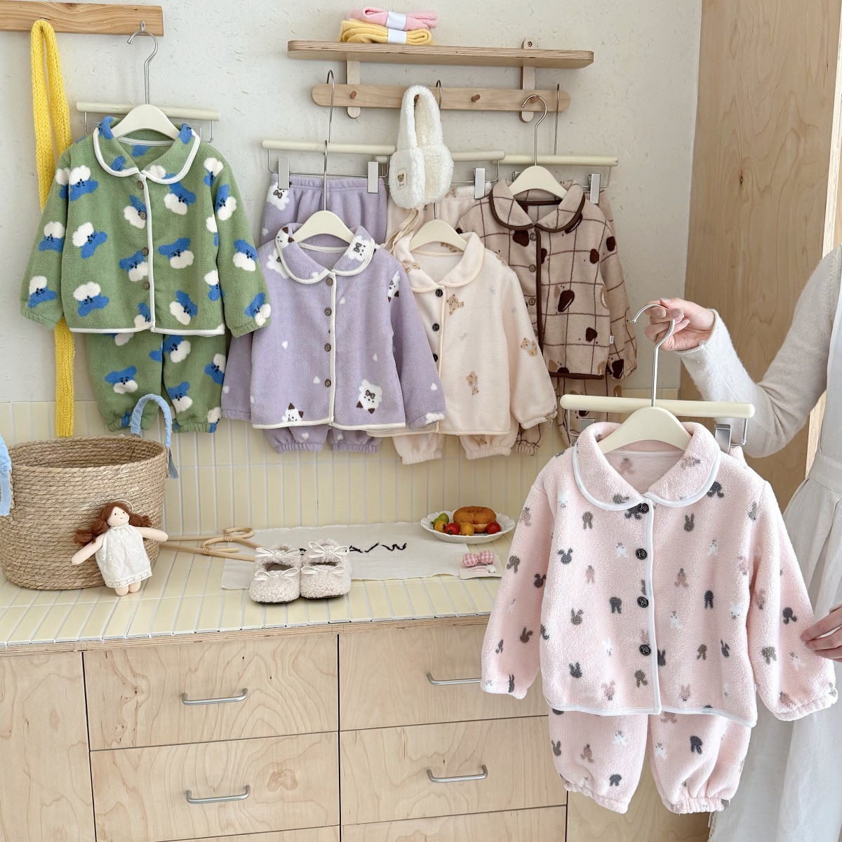 Pijamas para niños engrosados ropa de hogar Cardigan juego de niños y niñas otoño invierno pelusa con collar de peluche caliente dos conjuntos