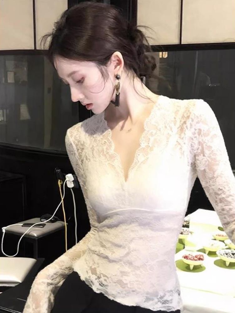 Áo len nữ cổ V ren tay loe chất liệu cotton phối ren — trắng