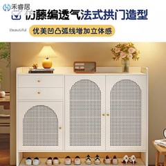 木の下駄箱の収納棚に入ると、家庭用の巨大な下駄箱が壁の玄関に寄りかかって通気性があります。