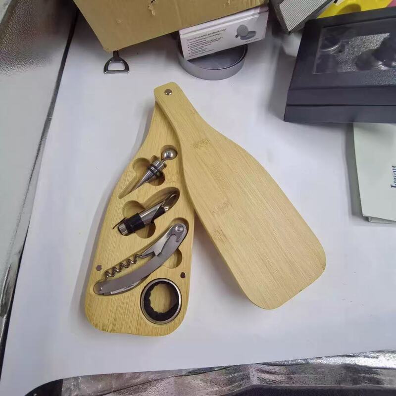 New Wine Bottle-Shaped Red Wine Rubber Wood Box Set with Wine Ring, Bottle Opener, Wine Stopper, Cheese Knife, Glass Cutting Board