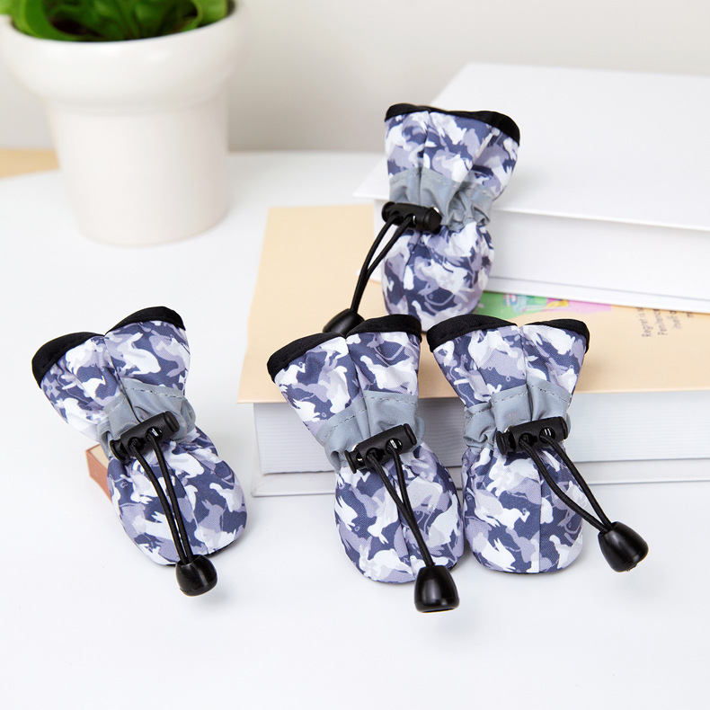 부드러운 밑창의 회색 위장 신발