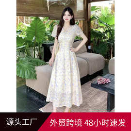 2026夏季新款法式温柔风素黄轻蓝刺绣V领收腰显瘦复古度假连衣裙