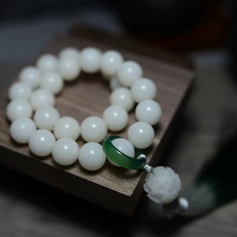 Бодхи- Defines: rosary with tassels?