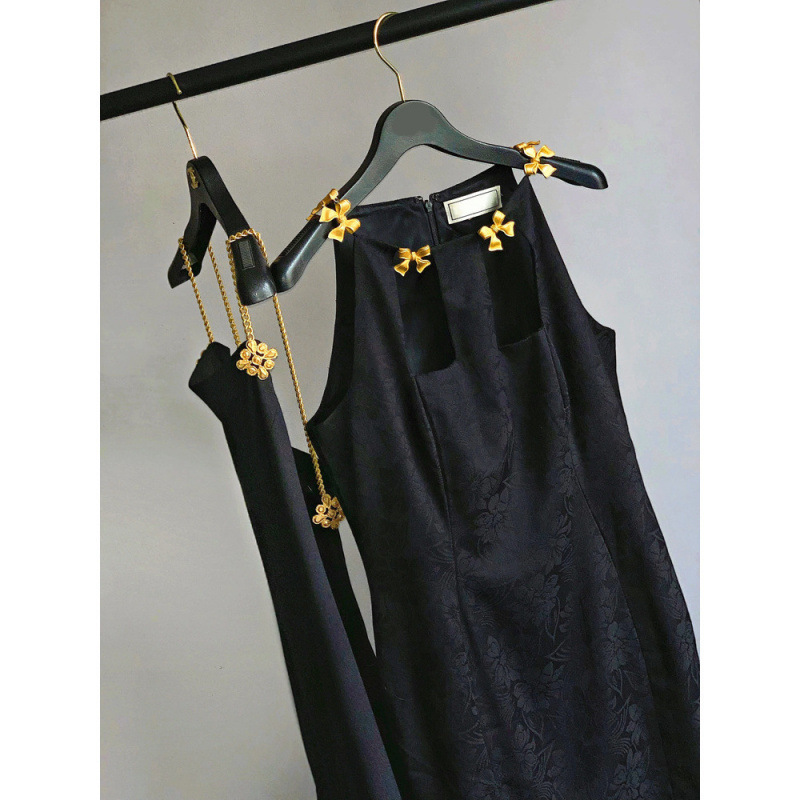 Black sleevless dress