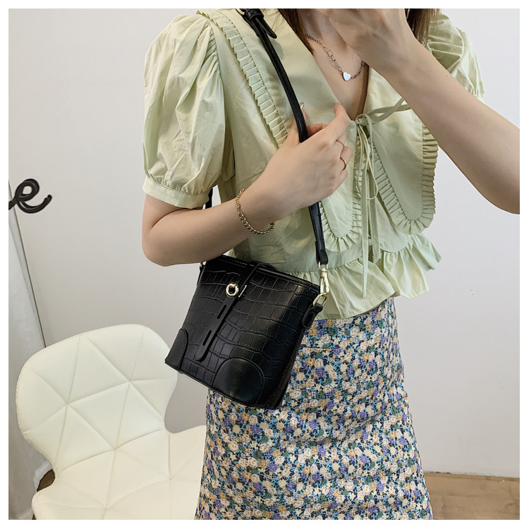 Nihaojewelry Fashion Texture Crocodile Pattern One-shoulder Messenger Bucket Bag Wholesale display picture 24