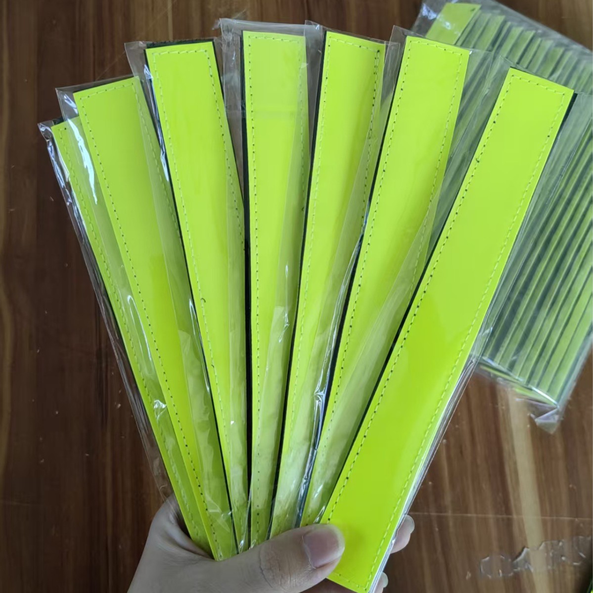 反光荧光魔术贴荧光色标牌徽章魔术贴个性服装辅料魔术扣厂家直供