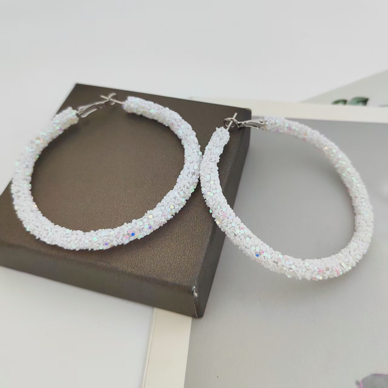 欧米風誇張スパンコール大丸型イヤリング　おしゃれなカラフルスパンコールキャンディーカラー個性派レディースイヤリング