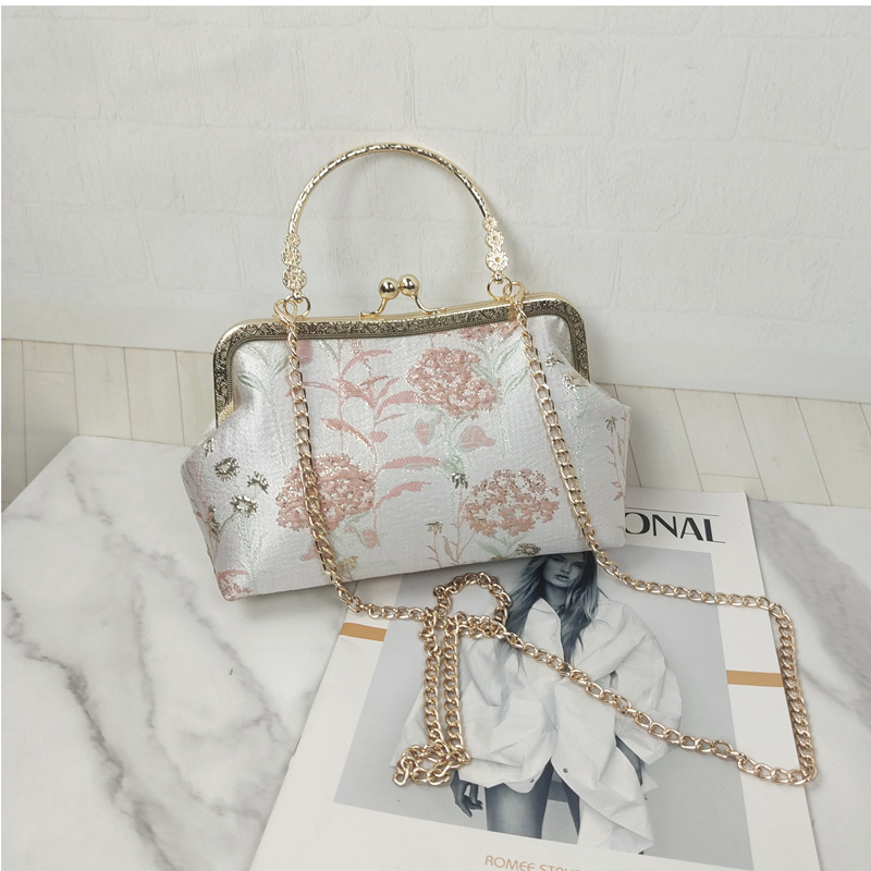 슬링 체인이있는 연꽃 색